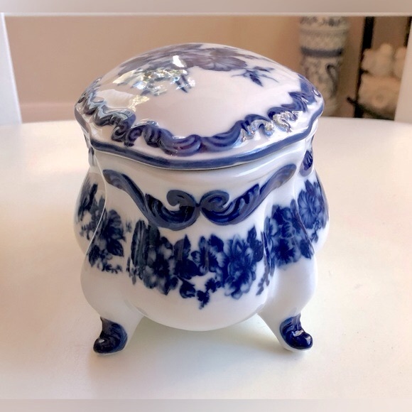 Vintage Cracker Barrel Blue and White Oval Trinket Box - Picture 2 of 9